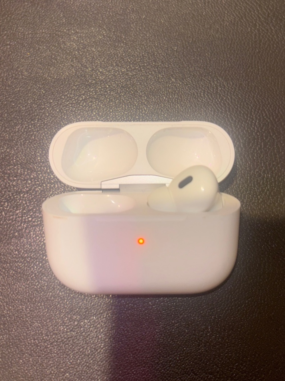 Apple AirPods Pro 1st gen Wireless right Earbud with Charging Case